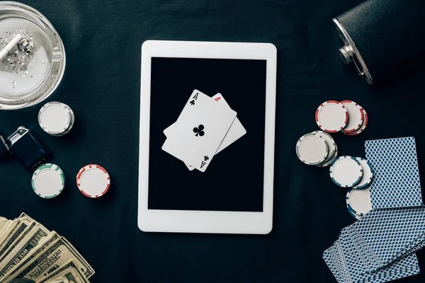 wow33 live dealer table on mobile screen showing card game in progress